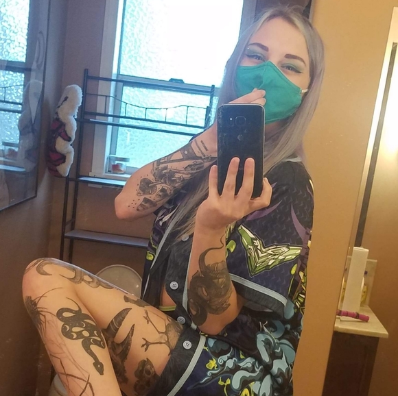 Meet your Posher, Lauren - Picture 2 of 2